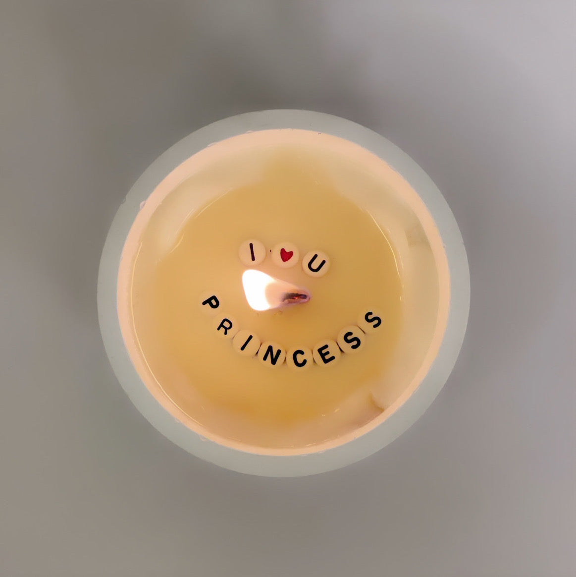 غطاء الشمعة بالورد الأبيض