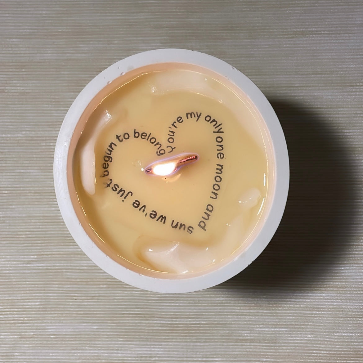 غطاء الشمعة بالقلب الأبيض