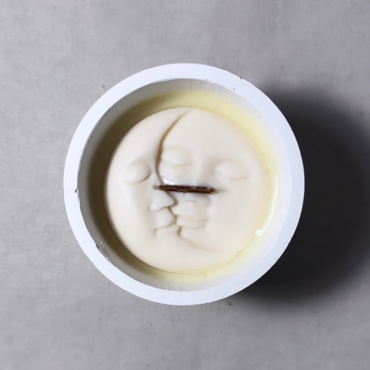 عيناك أقتبست من جمال القمر