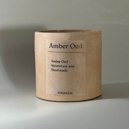 شمعة برائحة العنبر والعود 